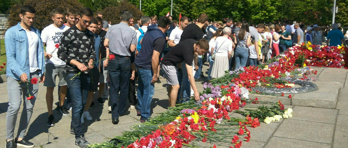 ВОЗЛОЖИЛИ ЦВЕТЫ 